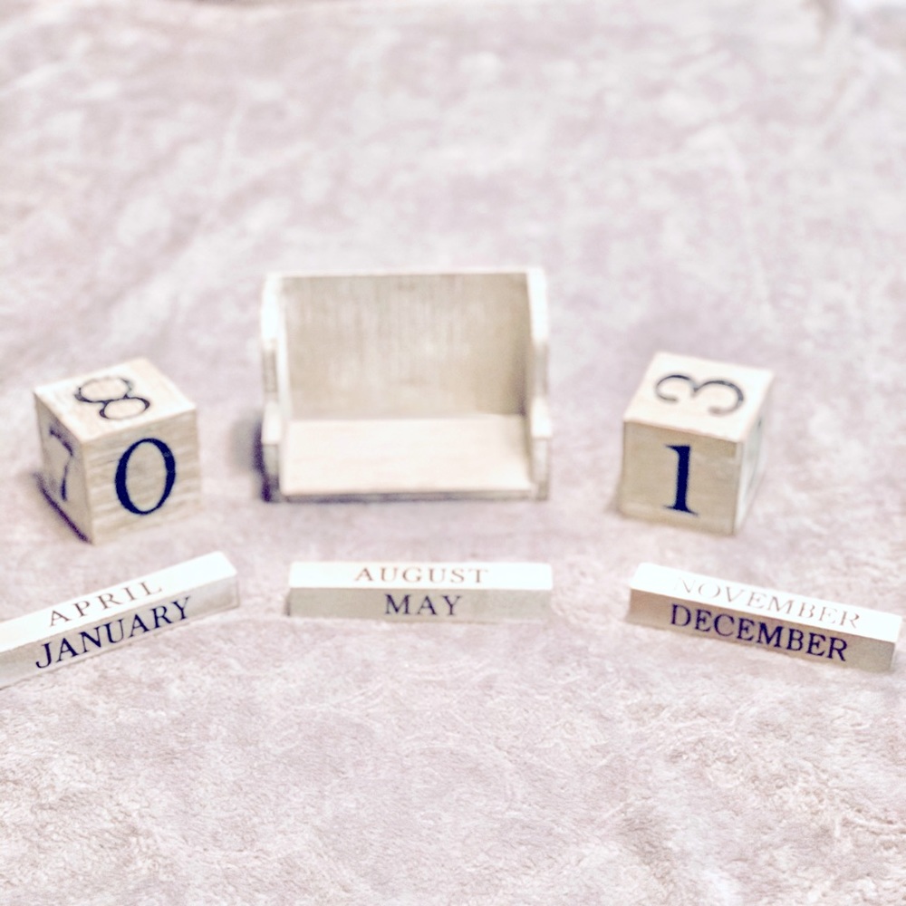 Juvale Wooden Calendar Block
